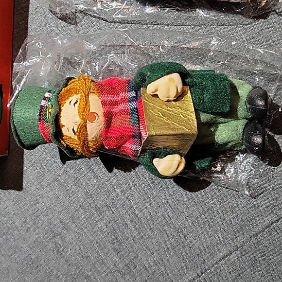 Christmas TREES decoration by innovation made taiwan singer figure canada Noël - Picture 3 of 13